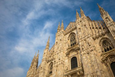 Milan Katedrali (Duomo di Milano) metin için kopyalama alanı ile. Mavi gökyüzü arkaplanı ve günbatımı ışığı.