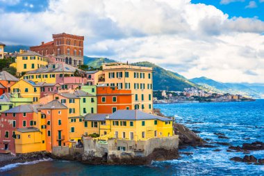 GENOA, İtalya - CIRCA AĞUSTOS 2020: Boccadasse marina panoraması, Akdeniz kıyısındaki renkli evleri olan köy.