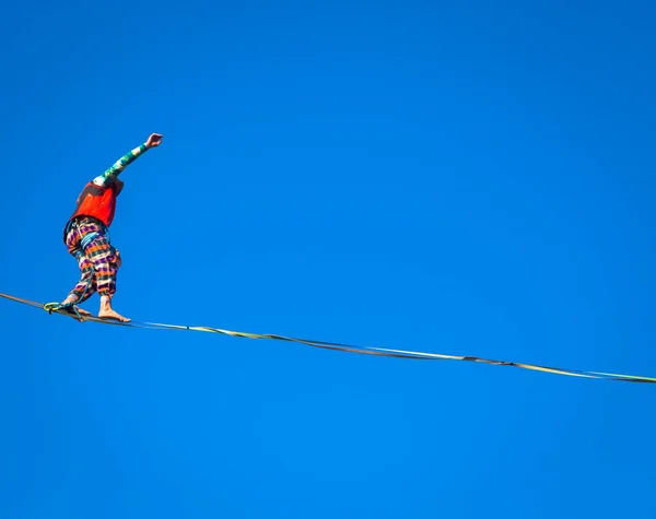 Lanzo Italia Circa Lokakuu 2020 Slackline Urheilija Esityksensä Aikana Keskittyminen — kuvapankkivalokuva