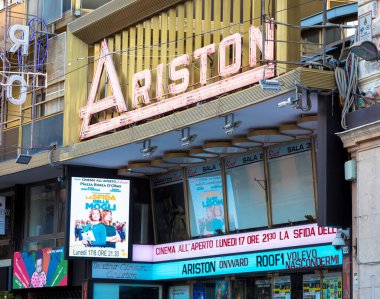 SANREMO, İtalya - CIRCA AĞUSTOS 2020: Sanremo Ariston Tiyatrosu 'nun ayrıntılı görüntüsü. Burası ünlü şarkı festivali mekanı..