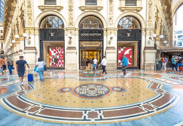 意大利 Circa 2020年9月 在Vittorio Emanuale的画廊购买时装 人们走在一家著名的奢侈品精品店前 — 图库照片