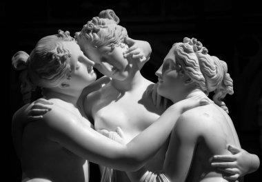 MILAN, İtalya - CRCA HAZİRAN 2020: Antonio Canovas Üç Zarafet (Le tre Grazie) heykeli. 1814-1817 yılları arasında Roma 'da yapılan üç mitolojik kömürün mermerden yapılmış Neoklasik heykeli.