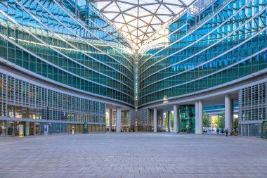 MILAN, ITALY - CIRCA SEPTEMBER 2020: Milano şehir merkezinde, Lombardia (Lombardiya) Bölgesi İtalya 'nın en ünlü modern gökdelenlerinden biridir.