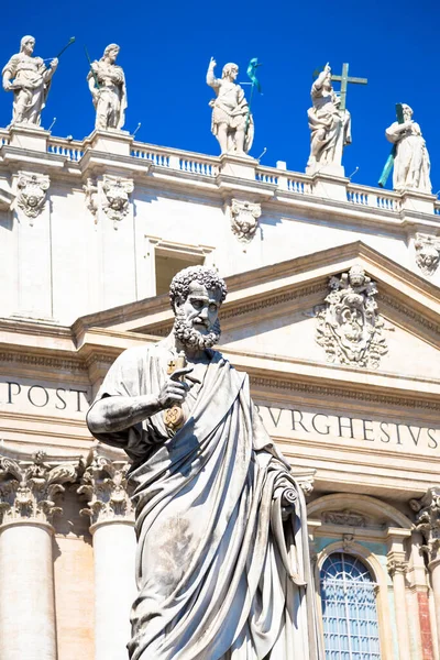 Detalj Sankt Peterstatyn Ligger Framför Sankt Peterskyrkan Ingång Rom Italien — Stockfoto