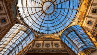 MILAN, ITALY - CIRCA AĞUSTOS 2020: Milan Moda Galerisi, İtalya. Kubbe çatısı mimari detayı.