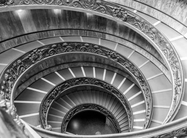 Roma, İtalya - CIRCA EPTEMBER 2020: çift sarmallı ünlü spiral merdiven. Vatikan Müzesi, Giuseppe Momo tarafından 1932 'de yapıldı.