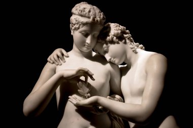 MİLAN, İtalya - Haziran 2020. Antonio Canova 'nın başyapıtı Cupid ve Psyche (Amore e psiche, 1797), sonsuz aşkın sembolü. Ruh Eros 'un sol elini kaldırır ve avucuna bir kelebek yerleştirir. Kelebek ruhunu sembolize eder. 