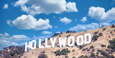 LOS ANGELES, ABD - CIRCA AĞUSTOS 2020: Mavi gökyüzünde Hollywood tabelası