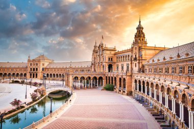 İspanya, Sevilla. İspanya Meydanı, İspanyol mimarisinde Rönesans Diriliş tarzının önemli bir örneği.
