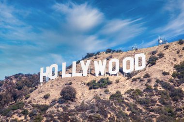LOS ANGELES, ABD - CIRCA AĞUSTOS 2020: Mavi gökyüzünde Hollywood tabelası