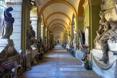 GENOA, İtalya - Haziran 2020: heykellerle dolu koridor - 1800 'den başlayarak - bir Hıristiyan Katolik mezarlığında - İtalya