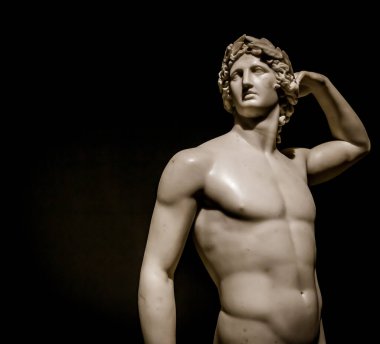 MILAN, İtalya - Haziran 2020: Apollo Crowning 'in antik heykeli - 1782 - Antonio Canova' nın başyapıtı. Intesa İtalyan Müzesi.
