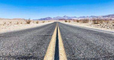 Çölde manzaralı gökyüzü olan 66. yol. Kimsesiz klasik görüntü..