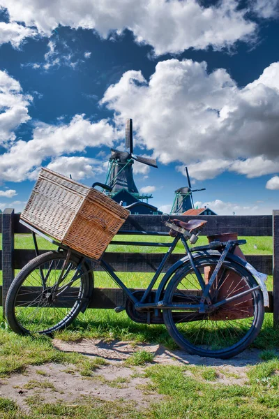 Bicicleta Com Moinho Vento Fundo Céu Azul Paisagem Rural Panorâmica — Fotografia de Stock