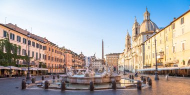 ROME, ITALY - CIRCA AĞOSTOS 2020: Piazza Navona 'da (Navona Meydanı) gün doğumu