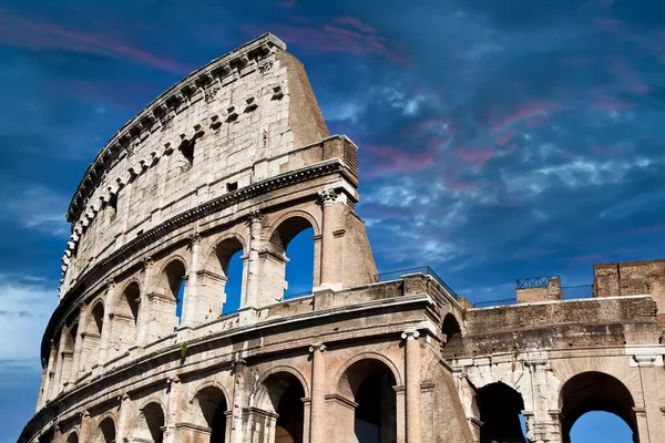 意大利 具有蓝天背景和云彩的竞技场 Colosseo 外部拱门拱形构造 — 图库照片