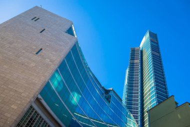 MILAN, ITALY - CIRCA SEPTEMBER 2020: Milano şehir merkezinde, Lombardia (Lombardiya) Bölgesi İtalya 'nın en ünlü modern gökdelenlerinden biridir.