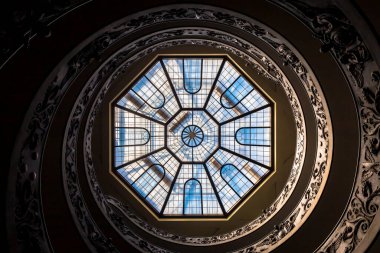 Roma, İtalya - CIRCA SEPTEMBER 2020: 1932 'de Giuseppe Momo tarafından yapılmış çift sarmallı meşhur spiral merdiven. Vatikan Müzesi.