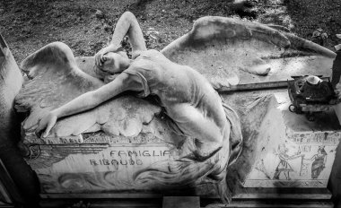 GENOA, İtalya - Haziran 2020: Hıristiyan Katolik mezarlığındaki antik melek heykeli (1910, mermer)