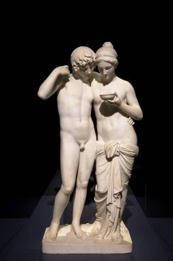 Milan, İtalya - Haziran 2020. Bertel Thorvaldsen 'in başyapıtı Cupid ve Psyche (Amore e Psiche, 1861), ebedi aşkın sembolü..