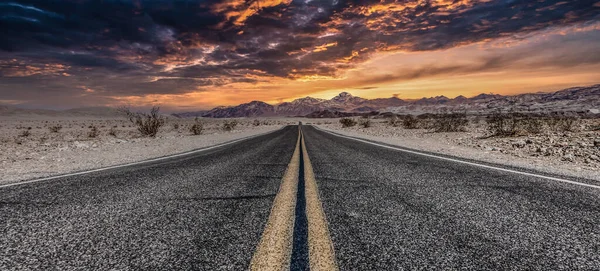 Rota Deserto Com Céu Cênico Imagem Vintage Clássico Com Ninguém — Fotografia de Stock