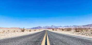Çölde manzaralı gökyüzü olan 66. yol. Kimsesiz klasik görüntü..