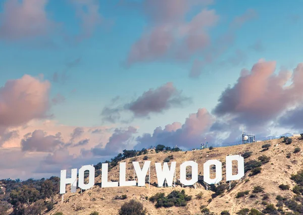 LOS ANGELES, ABD - CIRCA AĞUSTOS 2020: Mavi gökyüzünde Hollywood tabelası