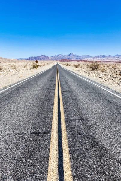 Rota Deserto Com Céu Cênico Imagem Vintage Clássico Com Ninguém — Fotografia de Stock