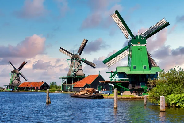 Zaanse Schans Niderlandy Circa August 2020 Holenderski Wiatrak Zielonej Okolicy — Zdjęcie stockowe