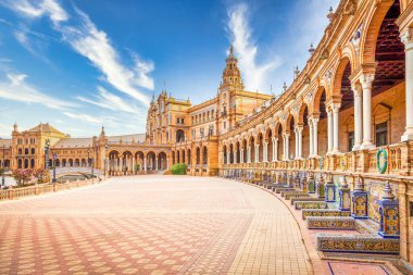 İspanya, Sevilla. İspanya Meydanı, İspanyol mimarisinde Rönesans Diriliş tarzının önemli bir örneği.