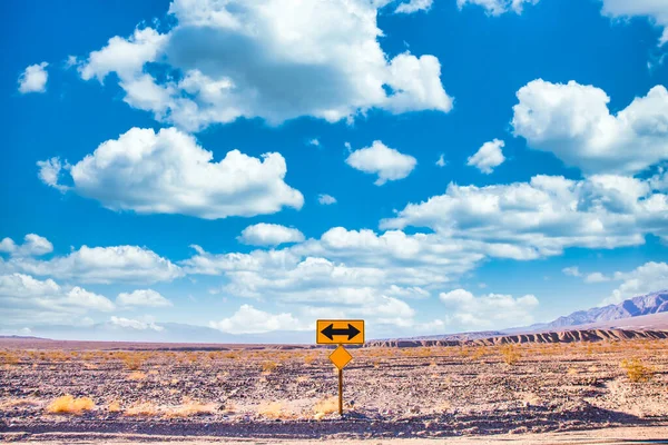 Señal Direccional Desierto Con Cielo Azul Escénico Amplio Horizonte Concepto — Foto de Stock