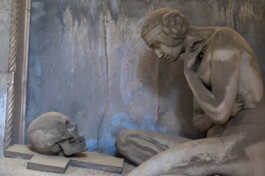 GENOA, İtalya - Haziran 2020: 1800 'den başlayarak, Hıristiyan Katolik mezarlığındaki mermerden yapılmış antik heykel - İtalya