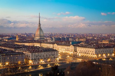 Torino, Piedmont Bölgesi, İtalya. Monte dei Cappuccini 'den (Cappuccini Tepesi) günbatımında Alp dağları ve Köstebek Antonelliana anıtı ile birlikte Panorama.