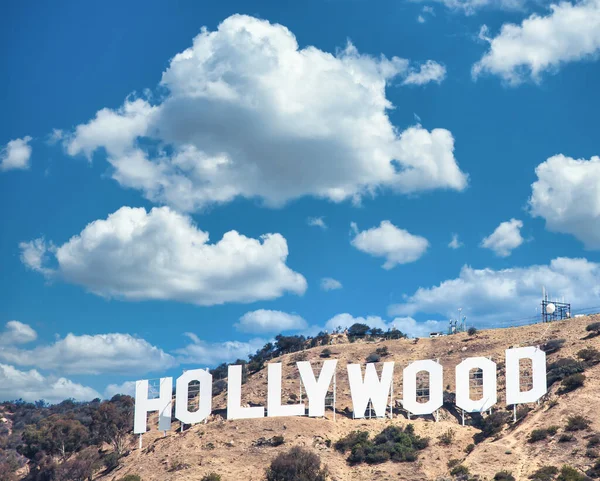 美国洛杉矶 2020年8月 Circa 好莱坞在洛杉矶蓝天的标志 — 图库照片