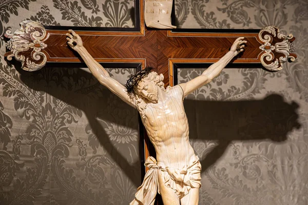 意大利 2021年5月 Circa 用木头和象牙做的古老十字架 1750年 耶稣基督复活的象征和死后的生活 — 图库照片