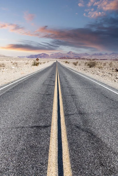 Ruta Desierto Con Cielo Pintoresco Clásica Imagen Vintage Con Nadie —  Fotos de Stock