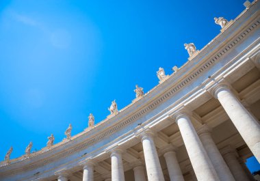 Roma, Vatikan Devleti. Saint Peter Meydanı sütunlarının ayrıntıları ve mavi üzerine telif alanı