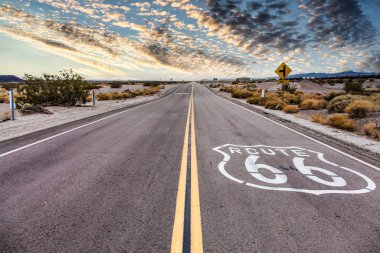 Çölde manzaralı gökyüzü olan 66. yol. Kimsesiz klasik görüntü..