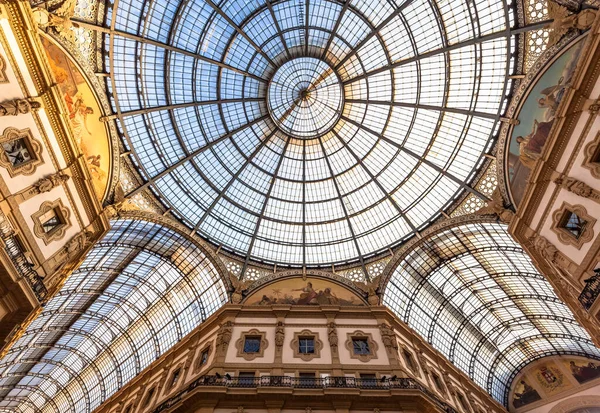 ミラノ イタリア Circa 2020年8月 ミラノのファッションギャラリー イタリアの建築 ドーム屋根建築の詳細 — ストック写真