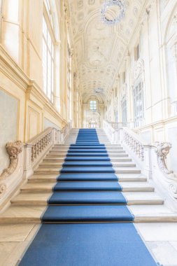 TURIN, İtalya - CIRCA HAZİRAN 2021: Avrupa 'nın en güzel Barok merdiveni Mona Sarayı' nda (Palazzo Mona) yer almaktadır. Lüks misketler, pencereler ve koridorlarla iç mekan.