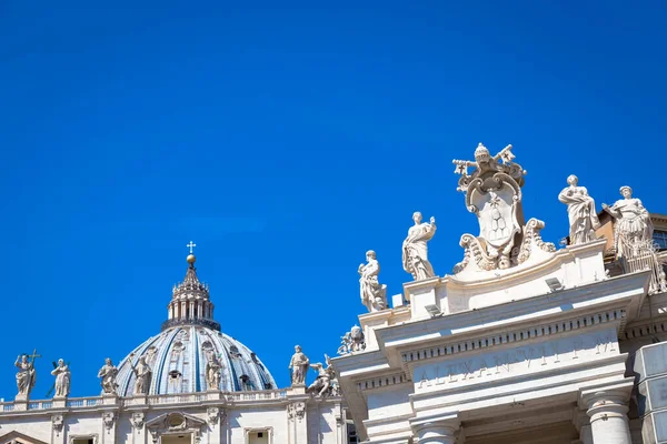 Vaticaanstad Rome Detail Van Sint Pieterskerk Cupola Bovenop Bernini Colonnade — Stockfoto