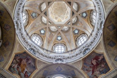 TURIN, ITALY - CIRCA MAYIS 2021: antika barok iç mimari. San Lorenzo Kraliyet Kilisesi (St. Lawrence).