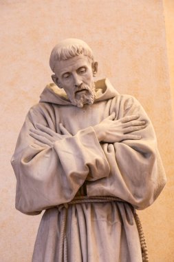 İtalya 'nın Umbria bölgesindeki Assisi köyü. Aziz Francis 'in heykeli. Kasaba en önemli İtalyan Aziz Francis Bazilikası (Basilica di San Francesco) ile ünlüdür.)