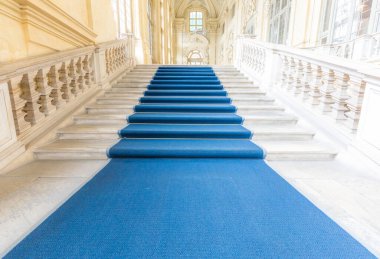 TURIN, İtalya - CIRCA HAZİRAN 2021: Avrupa 'nın en güzel Barok merdiveni Mona Sarayı' nda (Palazzo Mona) yer almaktadır. Lüks misketler, pencereler ve koridorlarla iç mekan.