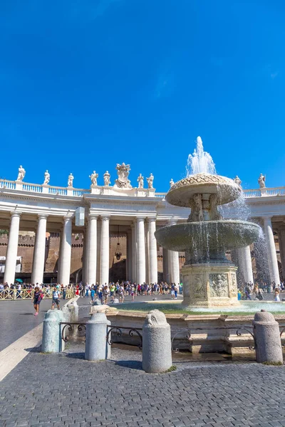 Rome Vatican State 2018 베드로 바실리카 앞에서 기다리고 사람들의 지나친 — 스톡 사진