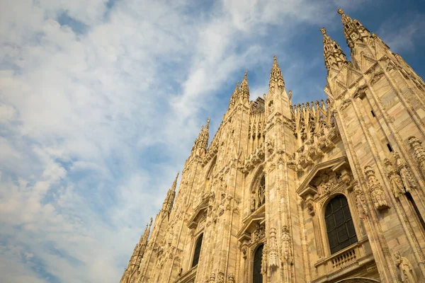 米兰主教座堂 Duomo Milano 有文字复制空间 蓝天背景和日落光 — 图库照片