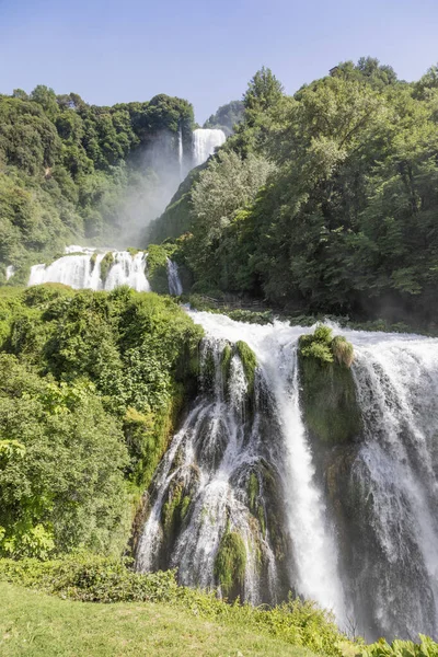 Marmore Waterval Umbrië Italië Verbazingwekkende Waterval Spetterend Natuur Met Bomen — Stockfoto