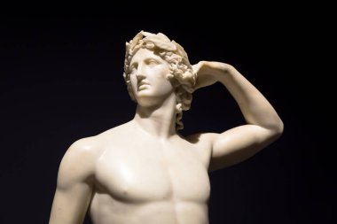 MILAN, İtalya - Haziran 2020: Apollo Crowning 'in antik heykeli - 1782 - Antonio Canova' nın başyapıtı. Intesa İtalyan Müzesi.