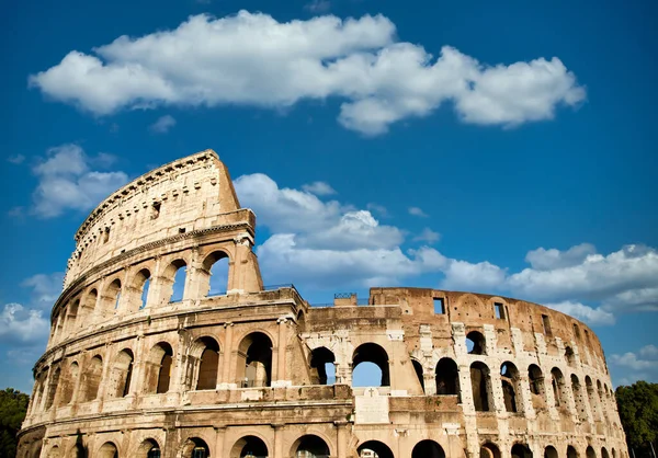 意大利 具有蓝天背景和云彩的竞技场 Colosseo 外部拱门拱形构造 — 图库照片