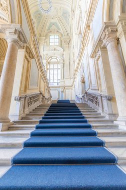 TURIN, İtalya - CIRCA HAZİRAN 2021: Avrupa 'nın en güzel Barok merdiveni Mona Sarayı' nda (Palazzo Mona) yer almaktadır. Lüks misketler, pencereler ve koridorlarla iç mekan.